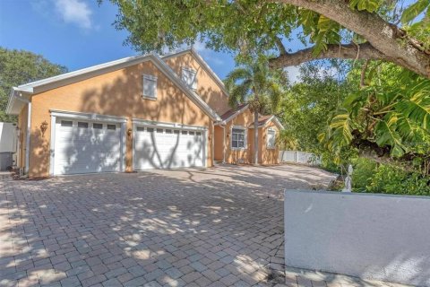 House in Sarasota, Florida 4 bedrooms, 309.36 sq.m. № 2363929