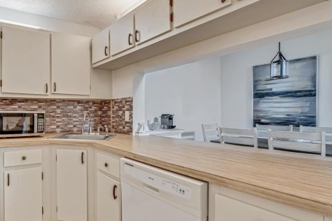 Condo in West Palm Beach, Florida, 2 bedrooms № 2185136 - photo 17