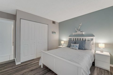 Condo in West Palm Beach, Florida, 2 bedrooms № 2185136 - photo 23