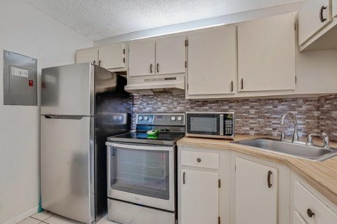 Condo in West Palm Beach, Florida, 2 bedrooms № 2185136 - photo 15