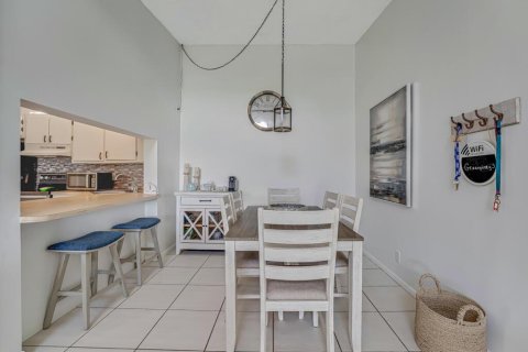 Condo in West Palm Beach, Florida, 2 bedrooms № 2185136 - photo 13