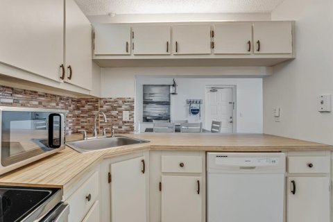 Condo in West Palm Beach, Florida, 2 bedrooms № 2185136 - photo 16