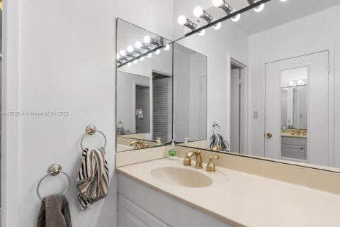Condo in Miami Beach, Florida, 1 bedroom  № 1162215 - photo 21