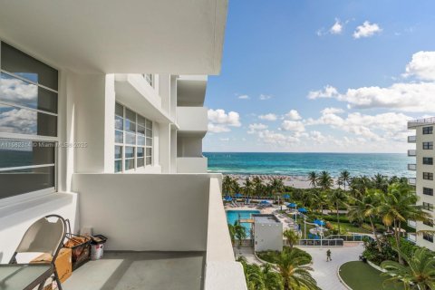 Condo in Miami Beach, Florida, 1 bedroom  № 1162215 - photo 23