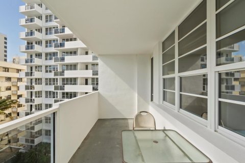 Condo in Miami Beach, Florida, 1 bedroom  № 1162215 - photo 27
