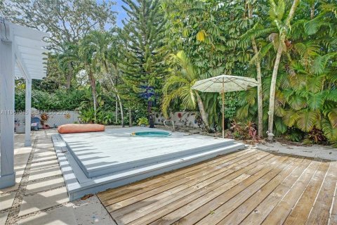 House in Coral Gables, Florida 4 bedrooms, 211.17 sq.m. № 2030456 - photo 29