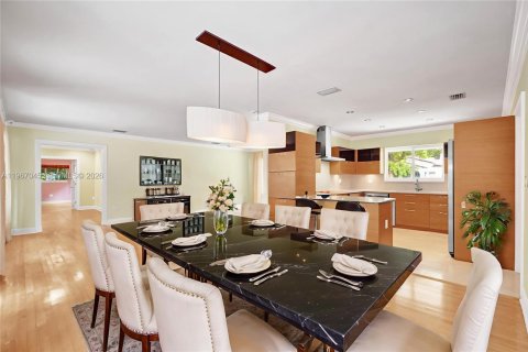 House in Coral Gables, Florida 4 bedrooms, 211.17 sq.m. № 2030456 - photo 12