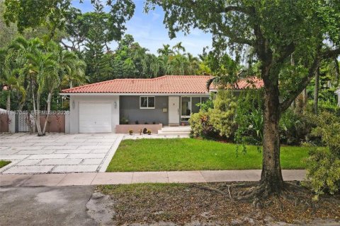 House in Coral Gables, Florida 4 bedrooms, 211.17 sq.m. № 2030456 - photo 27