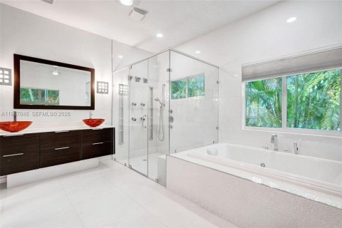 House in Coral Gables, Florida 4 bedrooms, 211.17 sq.m. № 2030456 - photo 18