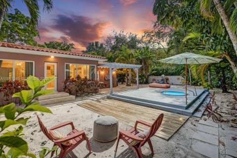 House in Coral Gables, Florida 4 bedrooms, 211.17 sq.m. № 2030456