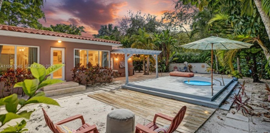 House in Coral Gables, Florida 4 bedrooms, 211.17 sq.m. № 2030456