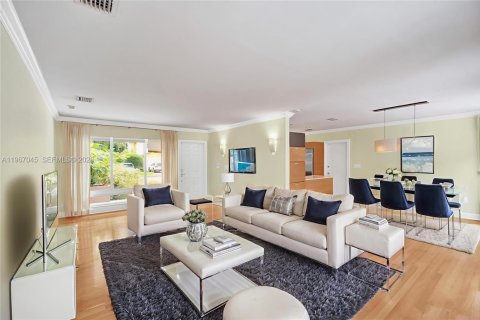 House in Coral Gables, Florida 4 bedrooms, 211.17 sq.m. № 2030456 - photo 10