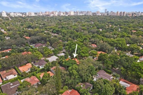 House in Coral Gables, Florida 4 bedrooms, 211.17 sq.m. № 2030456 - photo 5