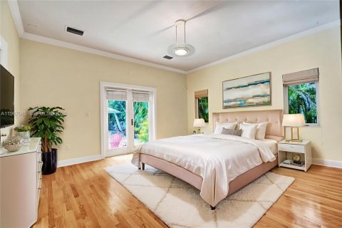 House in Coral Gables, Florida 4 bedrooms, 211.17 sq.m. № 2030456 - photo 23