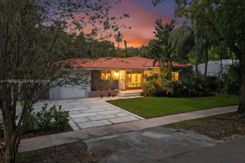 House in Coral Gables, Florida 4 bedrooms, 211.17 sq.m. № 2030456 - photo 3