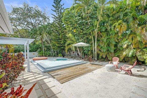 House in Coral Gables, Florida 4 bedrooms, 211.17 sq.m. № 2030456 - photo 28