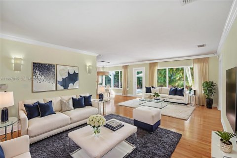 House in Coral Gables, Florida 4 bedrooms, 211.17 sq.m. № 2030456 - photo 9