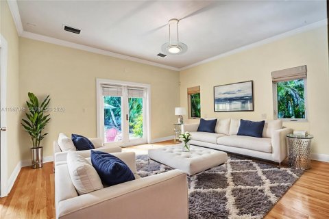 House in Coral Gables, Florida 4 bedrooms, 211.17 sq.m. № 2030456 - photo 15