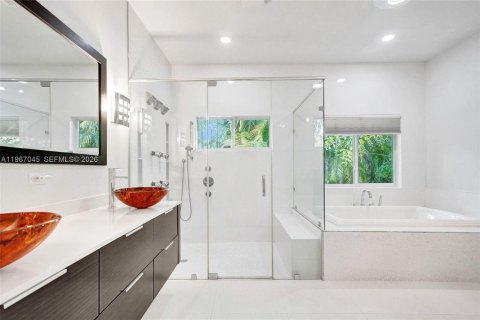 House in Coral Gables, Florida 4 bedrooms, 211.17 sq.m. № 2030456 - photo 19