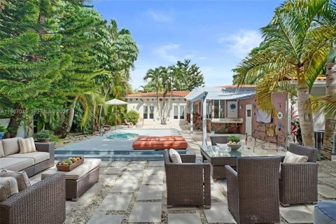 House in Coral Gables, Florida 4 bedrooms, 211.17 sq.m. № 2030456 - photo 26