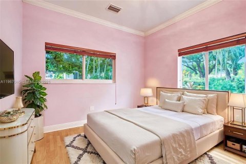 House in Coral Gables, Florida 4 bedrooms, 211.17 sq.m. № 2030456 - photo 24