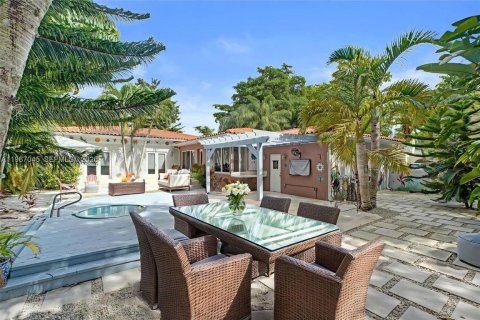 House in Coral Gables, Florida 4 bedrooms, 211.17 sq.m. № 2030456 - photo 6