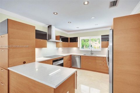 House in Coral Gables, Florida 4 bedrooms, 211.17 sq.m. № 2030456 - photo 13