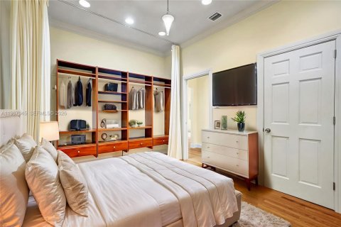 House in Coral Gables, Florida 4 bedrooms, 211.17 sq.m. № 2030456 - photo 17