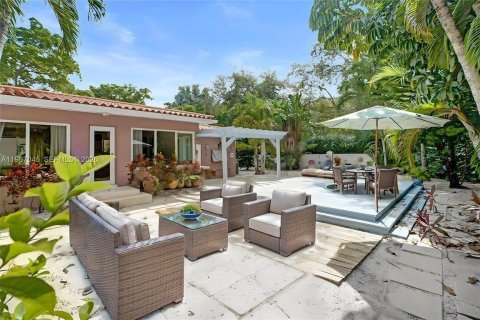 House in Coral Gables, Florida 4 bedrooms, 211.17 sq.m. № 2030456 - photo 7