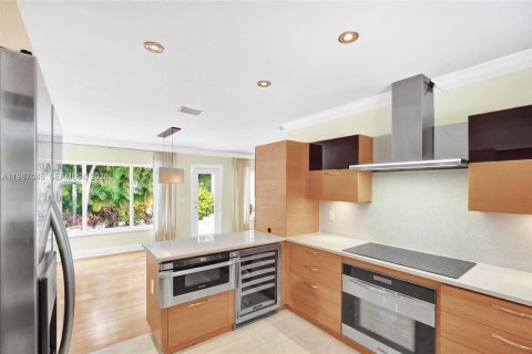 House in Coral Gables, Florida 4 bedrooms, 211.17 sq.m. № 2030456 - photo 14