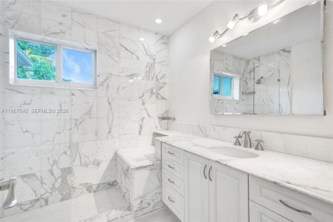 House in Coral Gables, Florida 4 bedrooms, 211.17 sq.m. № 2030456 - photo 22