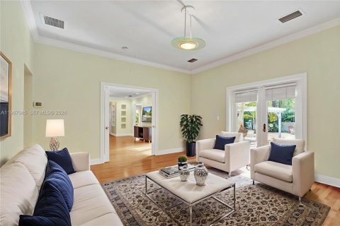 House in Coral Gables, Florida 4 bedrooms, 211.17 sq.m. № 2030456 - photo 16