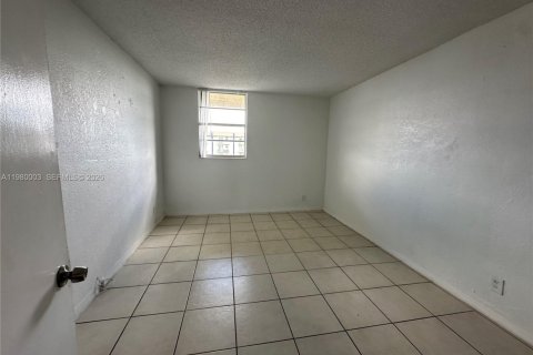 Снять в аренду кондоминиум в Майами, Флорида 1 спальня, 55.56м2, № 2079898 - фото 4