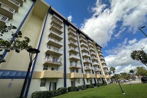 Снять в аренду кондоминиум в Майами, Флорида 1 спальня, 55.56м2, № 2079898 - фото 24