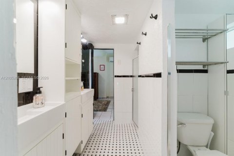Купить виллу или дом в Майами-Спрингс, Флорида 7 комнат, 156.08м2, № 2416139 - фото 21