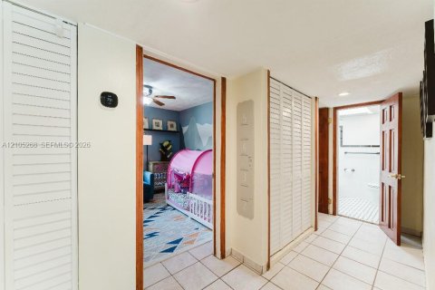 Купить виллу или дом в Майами-Спрингс, Флорида 7 комнат, 156.08м2, № 2416139 - фото 29