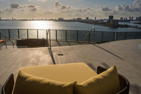 Condominio en alquiler en Miami, Florida, 1 dormitorio, 96.43 m2 № 2076402 - foto 25