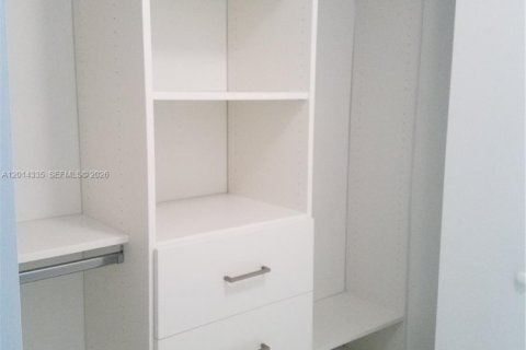 Condominio en alquiler en Miami, Florida, 1 dormitorio, 96.43 m2 № 2076402 - foto 3