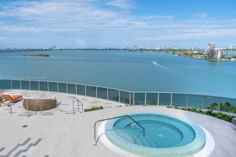 Condominio en alquiler en Miami, Florida, 1 dormitorio, 96.43 m2 № 2076402 - foto 16