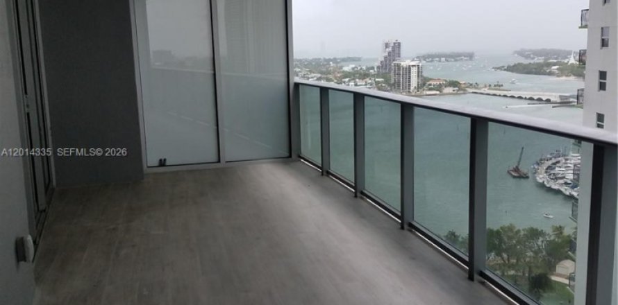 Condominio en Miami, Florida, 1 dormitorio  № 2076402