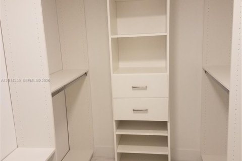 Condominio en alquiler en Miami, Florida, 1 dormitorio, 96.43 m2 № 2076402 - foto 4