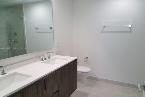 Condominio en alquiler en Miami, Florida, 1 dormitorio, 96.43 m2 № 2076402 - foto 2
