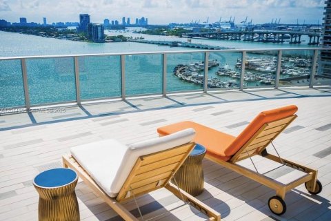 Condominio en alquiler en Miami, Florida, 1 dormitorio, 96.43 m2 № 2076402 - foto 13
