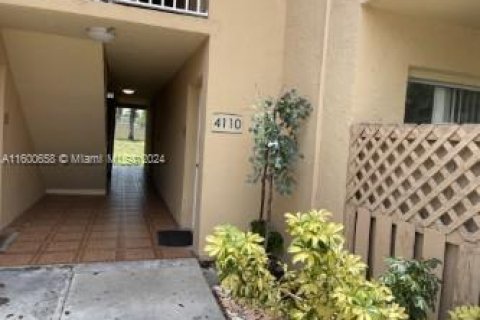 Condo in Doral, Florida, 2 bedrooms  № 1865488 - photo 2
