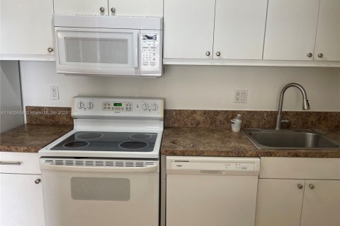 Condo in Doral, Florida, 2 bedrooms  № 1865488 - photo 13