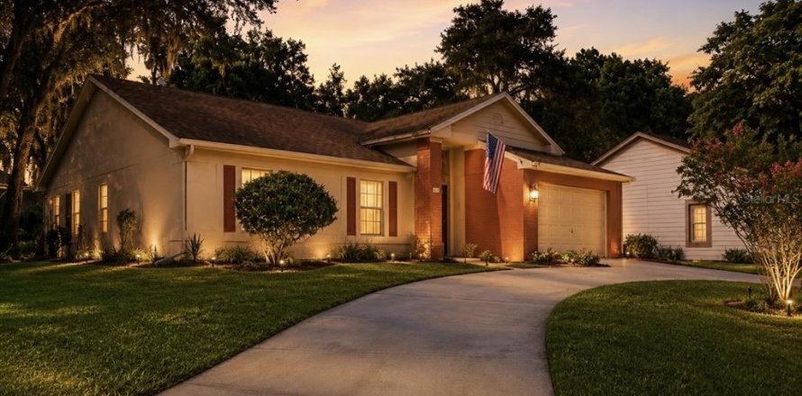 House in Hudson, Florida 3 bedrooms, 170.48 sq.m. № 2157200