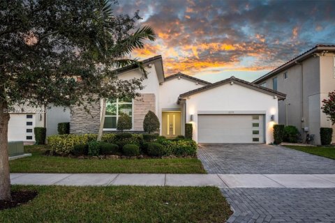 House in Lake Worth, Florida 3 bedrooms, 254.65 sq.m. № 1994979 - photo 2