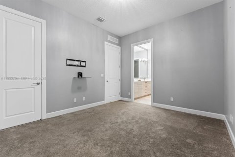 House in Lake Worth, Florida 3 bedrooms, 254.65 sq.m. № 1994979 - photo 29