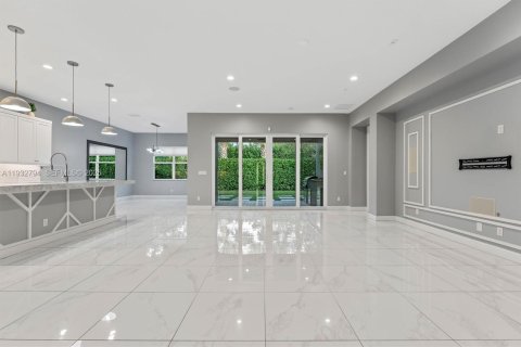 House in Lake Worth, Florida 3 bedrooms, 254.65 sq.m. № 1994979 - photo 11