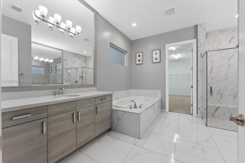 House in Lake Worth, Florida 3 bedrooms, 254.65 sq.m. № 1994979 - photo 24